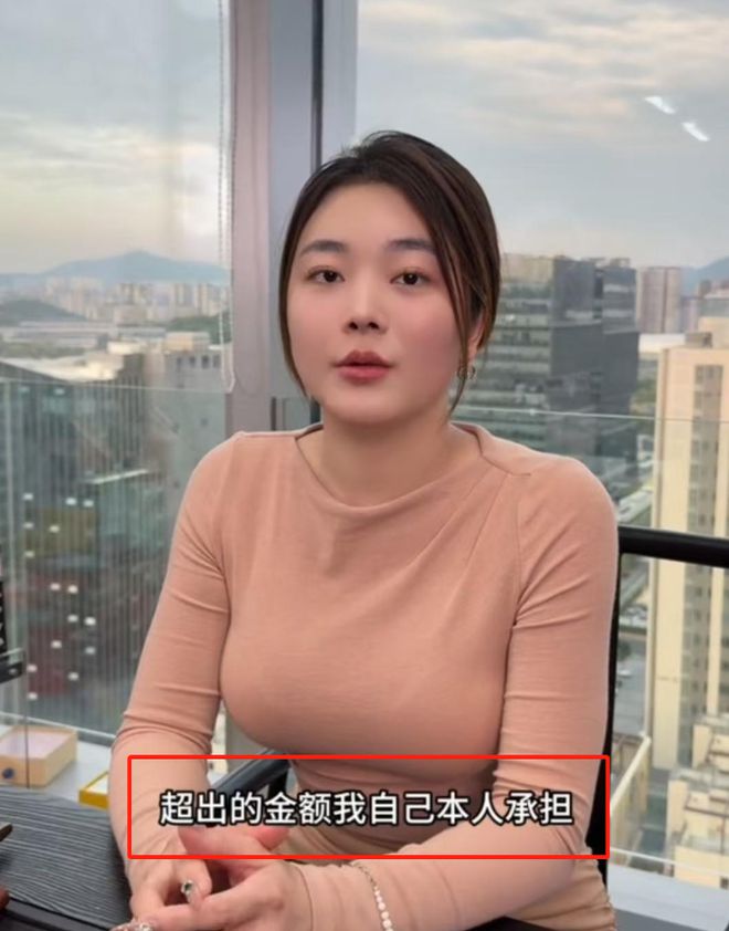 ！很漂亮身材棒和老公配一脸甜蜜依偎必一体育网站劳斯莱斯女车主开直播(图1)