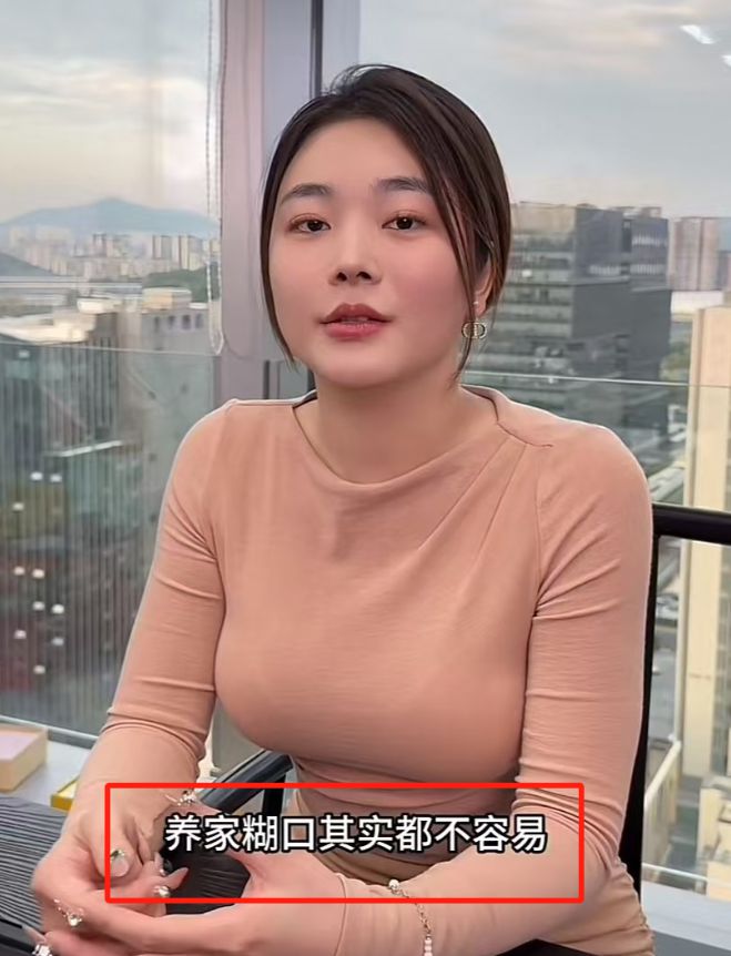 ！很漂亮身材棒和老公配一脸甜蜜依偎必一体育网站劳斯莱斯女车主开直播(图2)